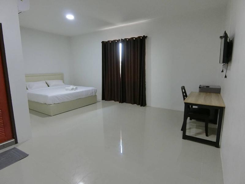 ห้องพักของ White House Hotel Suphanburi เตียงใหญ่ ผ้าปูสีอ่อน บรรยากาศสะอาด