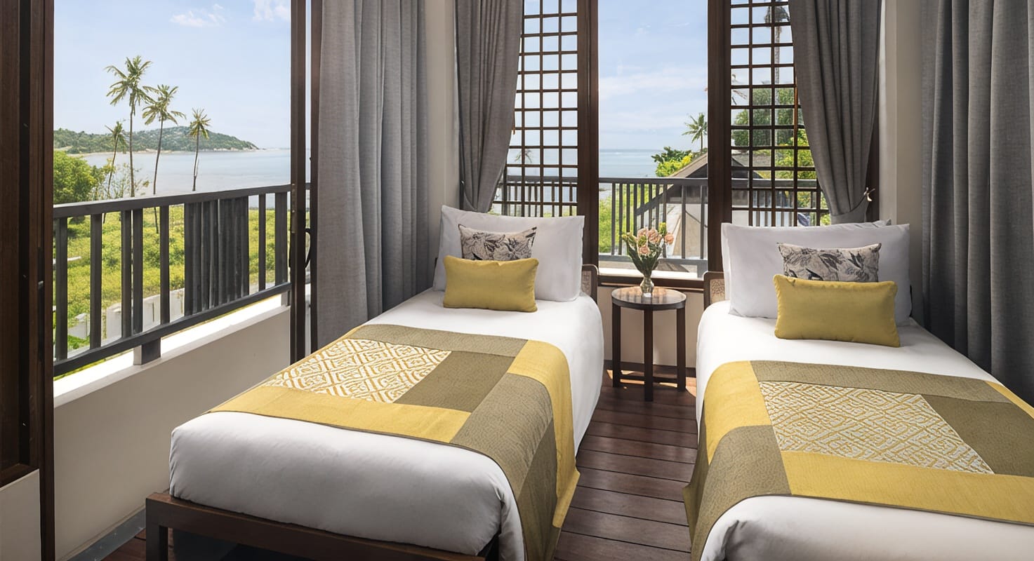 ห้อง Pool Suite ของ Anantara Lawana พร้อมสระส่วนตัวและซันเด็คไม้