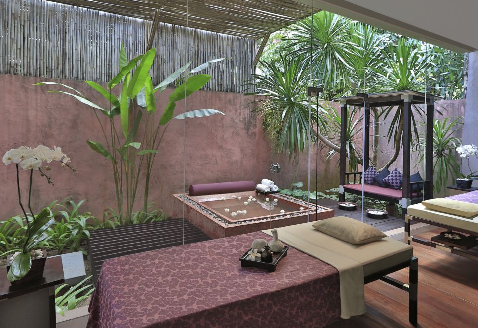 ห้องพักสไตล์ไทยร่วมสมัยของ Anantara Bophut พร้อมระเบียงและเตียงสี่เสา