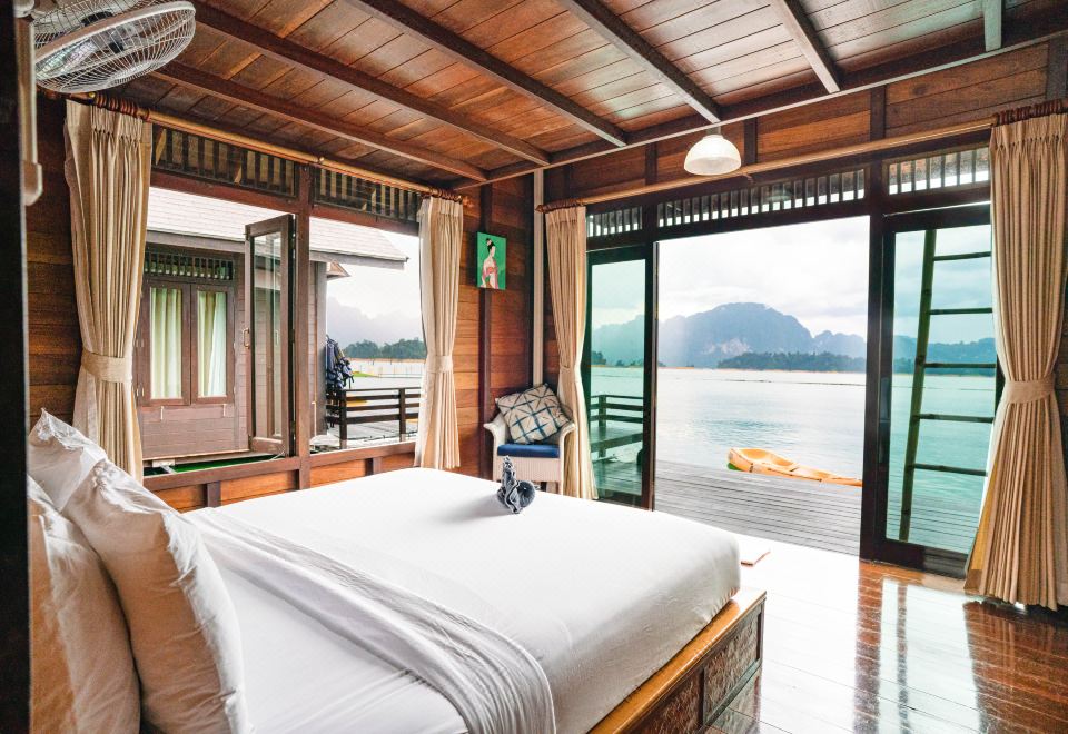 วิลล่าลอยน้ำของ 500 Rai Khao Sok Floating Resort กลางทะเลสาบเชี่ยวหลานล้อมรอบด้วยภูเขาหินปูน