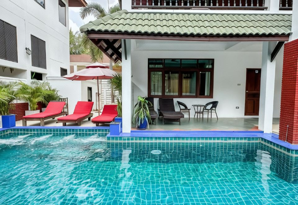 สระว่ายน้ำกลางแจ้งของ Amara Beach Resort Koh Phangan ริมหาดยาว