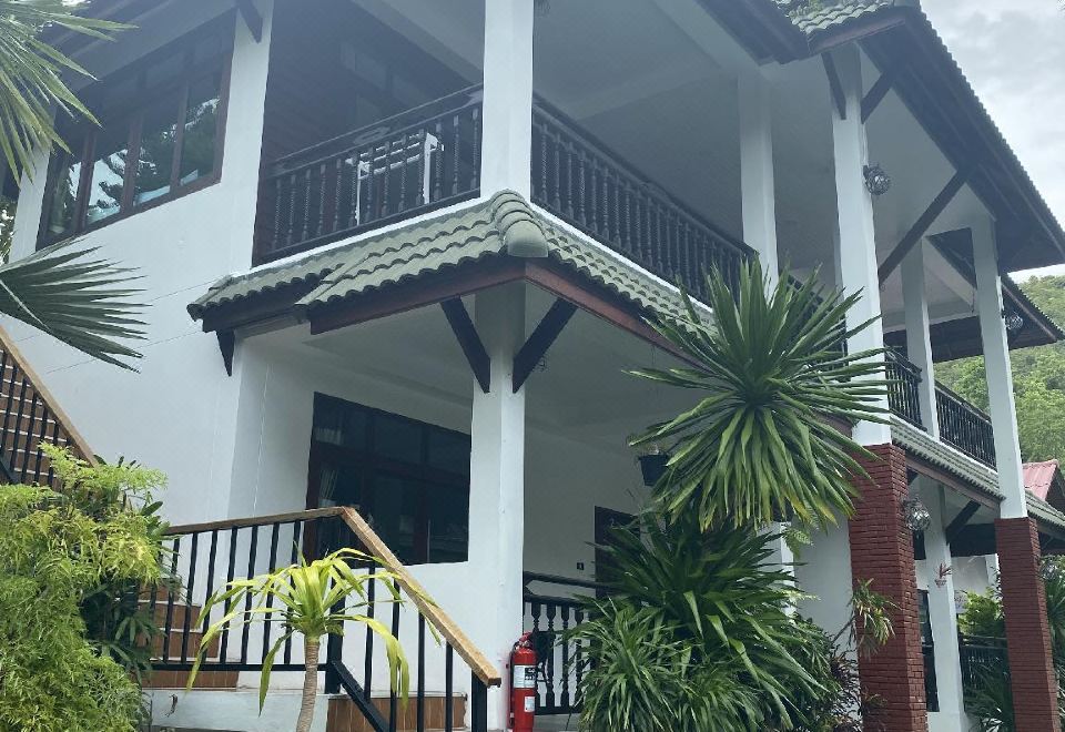 ห้องพักของ Amara Beach Resort Koh Phangan ตกแต่งเรียบง่าย มีระเบียง