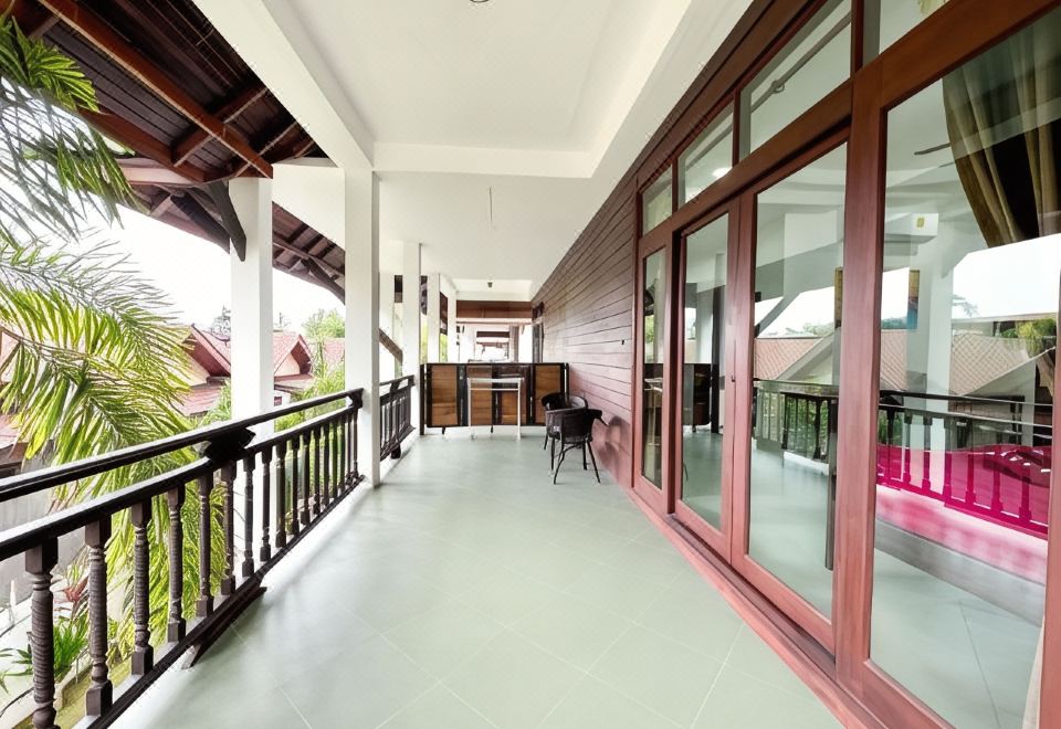 ร้านอาหารและบาร์ริมหาดของ Amara Beach Resort มองออกไปเห็นหาดยาว