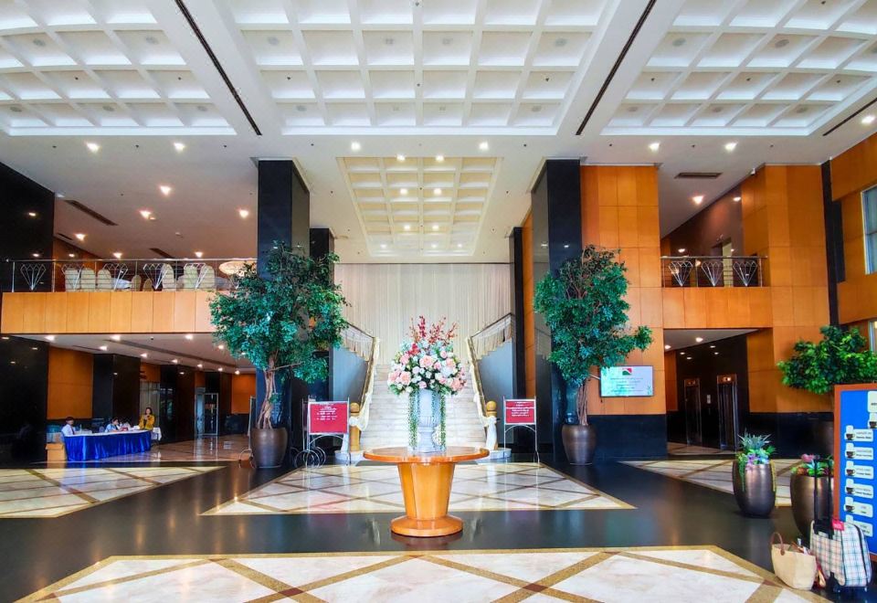 บันไดและล็อบบี้กลางของ Diamond Plaza Hotel ตกแต่งด้วยแจกันดอกไม้และเสาหินอ่อน