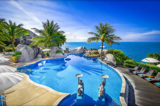 สถาปัตยกรรมไทยแกะสลักของ Jamahkiri Resort ไล่ระดับลงหน้าผาเหนืออ่าวเทียน เกาะเต่า