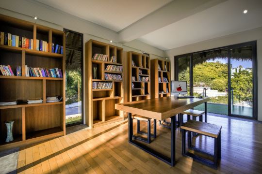 สระว่ายน้ำของ Jamahkiri Resort มองออกไปเห็นอ่าวเทียนสีเทอร์คอยซ์