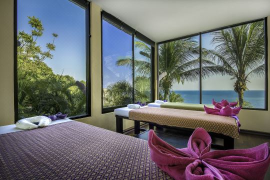 หาดส่วนตัวและอ่าวเทียน (Shark Bay) ด้านล่างรีสอร์ต Jamahkiri เกาะเต่า
