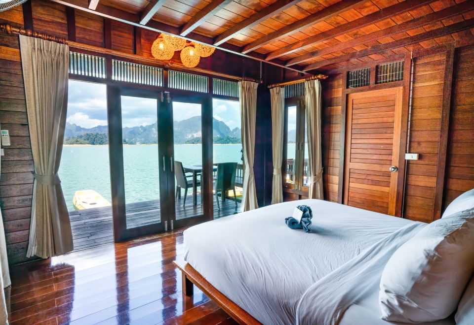 มุมระเบียงและพื้นที่นั่งเล่นริมน้ำของ Khao Sok Rafthouse มองออกทะเลสาบเชี่ยวหลาน