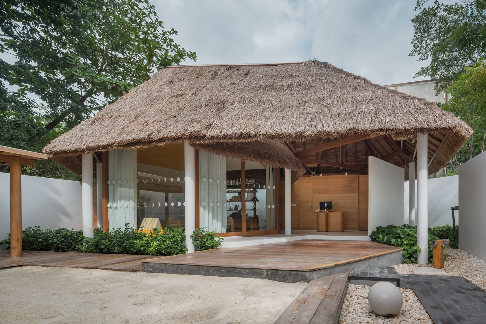 สระว่ายน้ำของ SALA Samui Chaweng Beach Resort ทอดยาวสู่หาดเฉวง ตกแต่งสไตล์ขาว-ดำมินิมอล