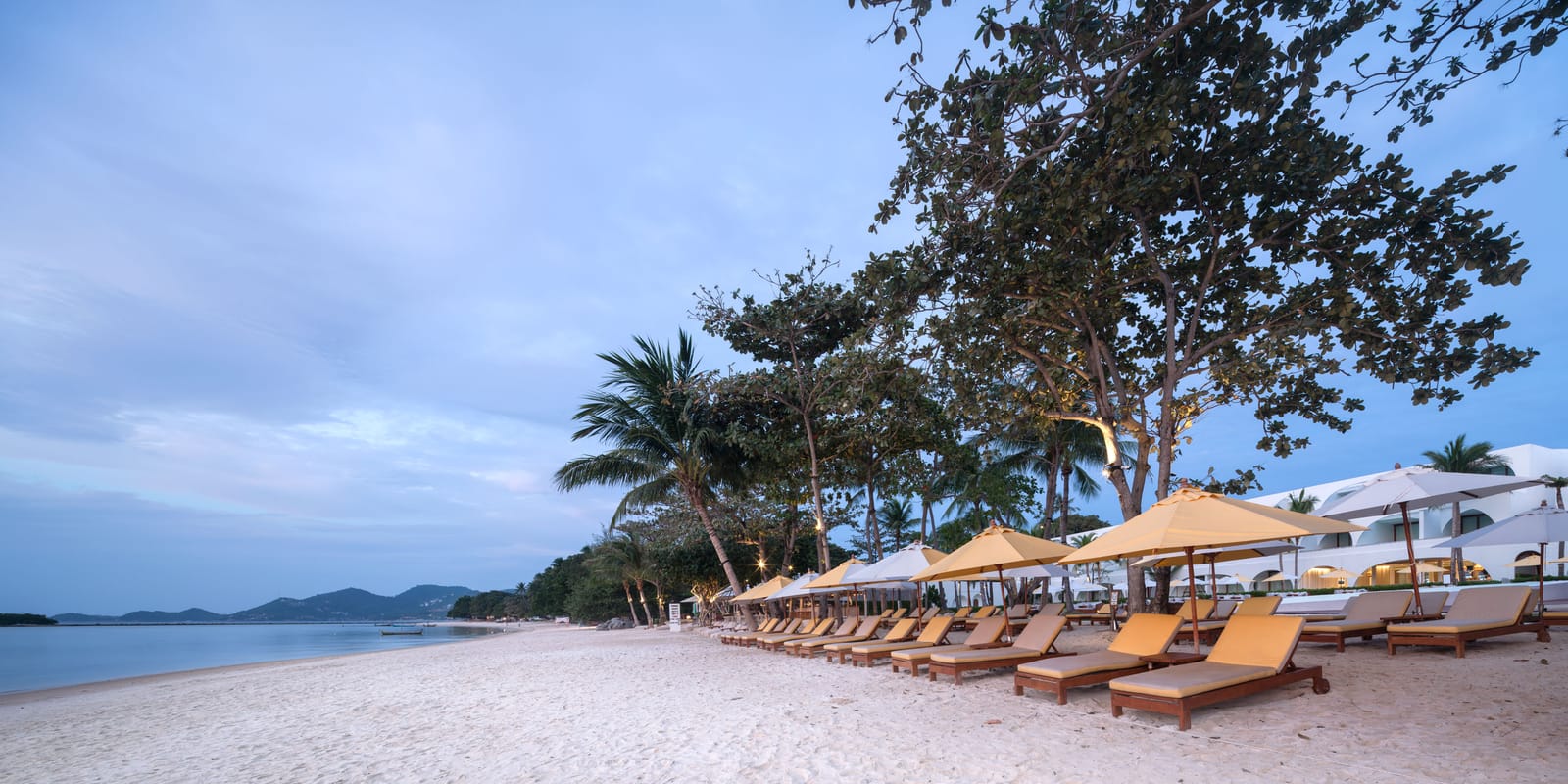 บรรยากาศหาดเฉวงด้านหน้ารีสอร์ต SALA Samui Chaweng พร้อมเตียงผ้าใบริมทะเล