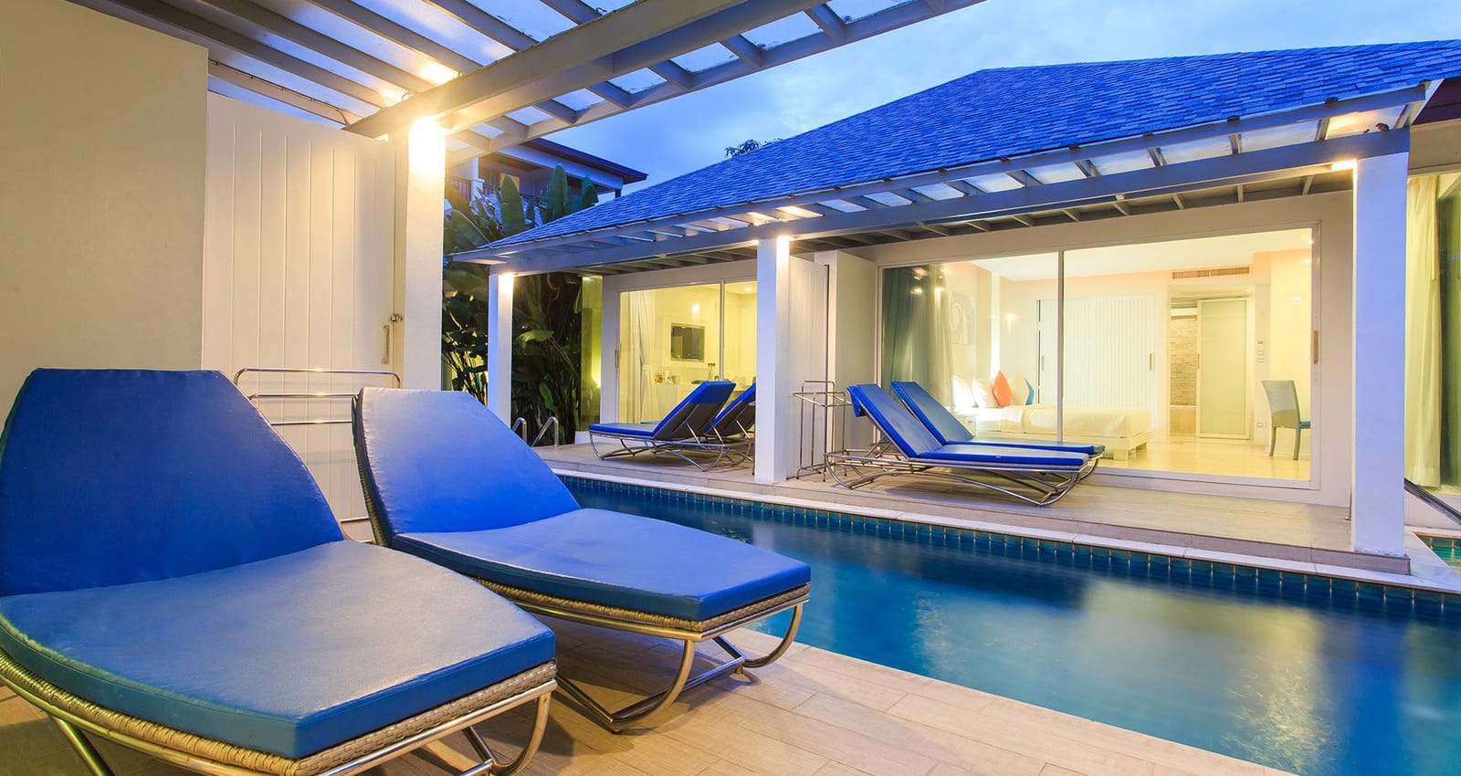 สระว่ายน้ำกลางแจ้งและมุมพักผ่อนริมทะเลของ Samui Resotel Beach Resort