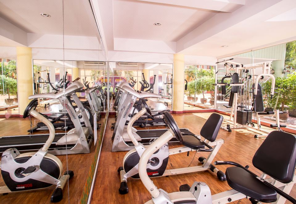 สระว่ายน้ำกลางแจ้งของ Wangtai Hotel สุราษฎร์ธานี