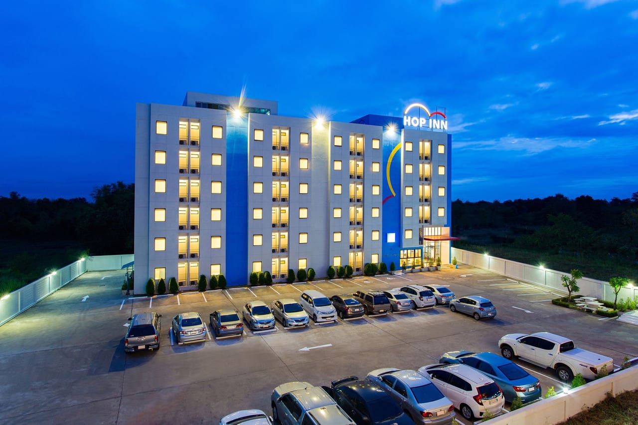 ห้องมาตรฐานของ Hop Inn Surin ตกแต่งเรียบสะอาดพร้อมเตียงนุ่มและโต๊ะทำงาน