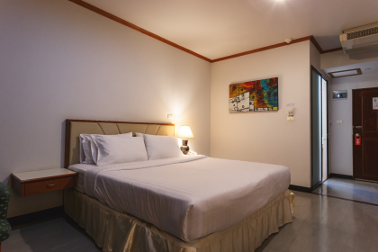 มุมห้องพักและพื้นที่นั่งเล่นภายในโรงแรมสุรินทร์ มาเจสติก