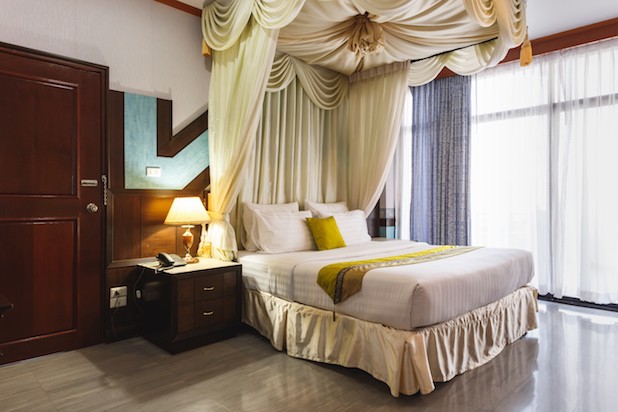 ห้อง Majestic Suite ขนาดใหญ่พร้อมพื้นที่นั่งเล่นแยกส่วน