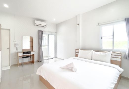 ห้องพักของ S-House Hotel Surin อาคารใหม่ ห้องสะอาดโทนสว่าง เตียงนุ่ม