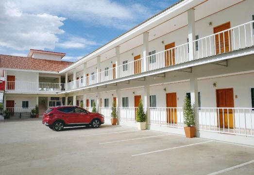 มุมอาคารและทางเข้า S-House Hotel Surin บรรยากาศเรียบสะอาดในตำบลสลักได