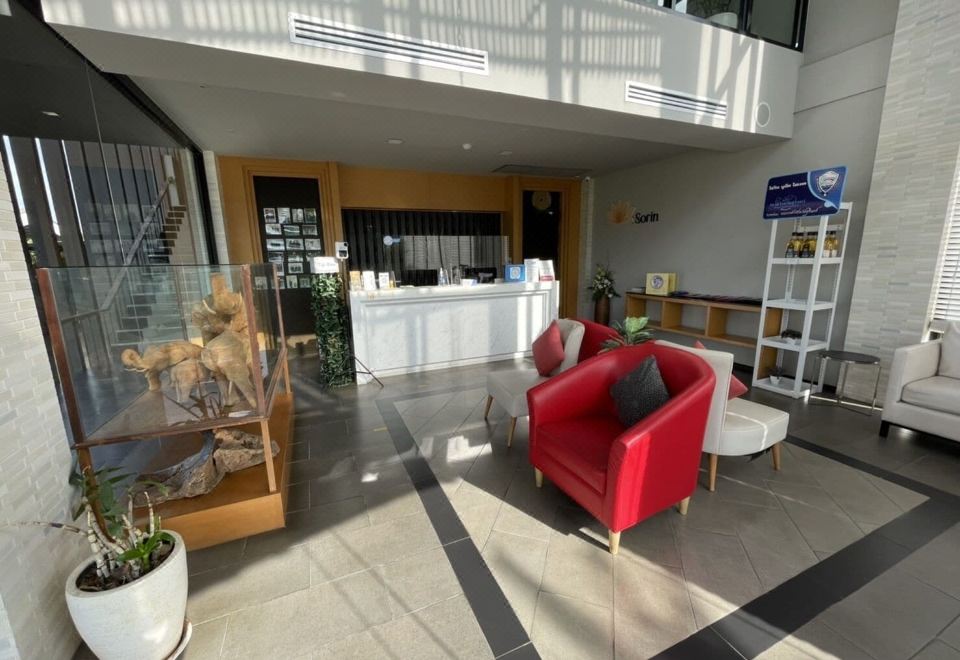 ห้องพักโมเดิร์นของ Sorin Boutique Hotel ตกแต่งโทนอบอุ่นพร้อมเตียงนุ่ม