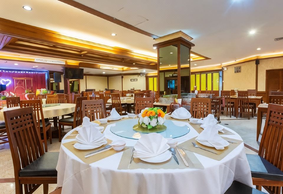 ห้องอาหารของโรงแรมทองธารินทร์ จัดโต๊ะเรียบร้อย บรรยากาศกว้างขวางสำหรับมื้อเช้าบุฟเฟ่ต์