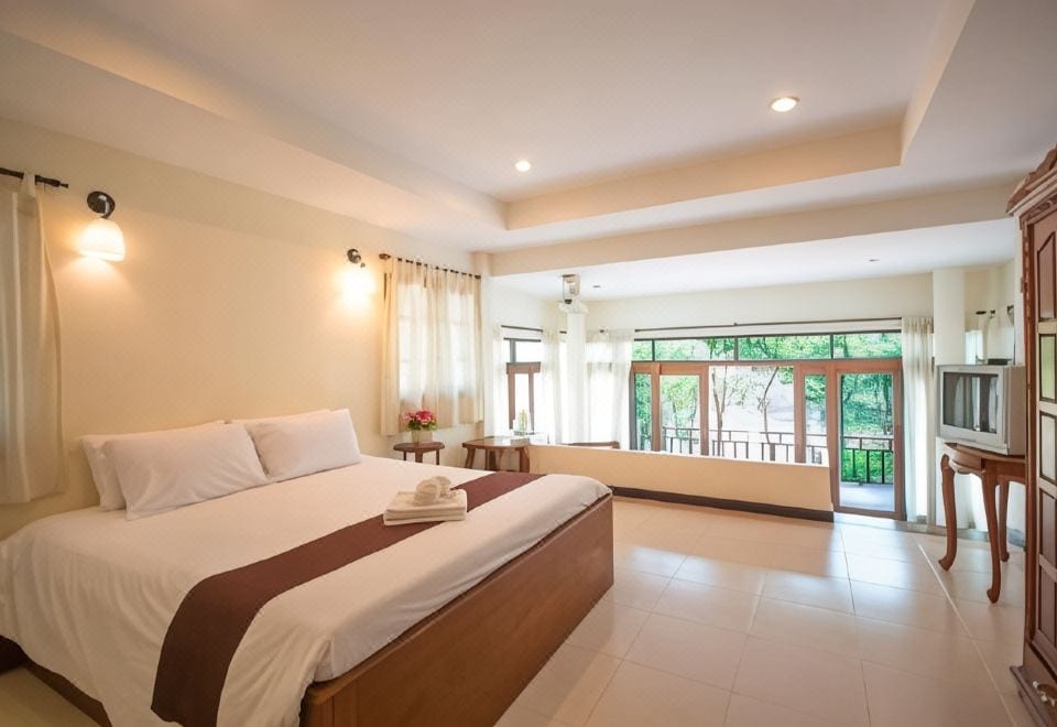 บรรยากาศสวนและอาคารที่พักของ Tak Andaman Resort & Hotel ตาก ท่ามกลางต้นไม้ร่มรื่น