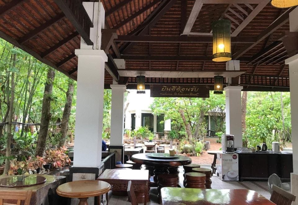 ห้องพักของ Tak Andaman Resort & Hotel ตกแต่งเรียบง่ายโทนอบอุ่นพร้อมเตียงนอนและพื้นที่กว้าง