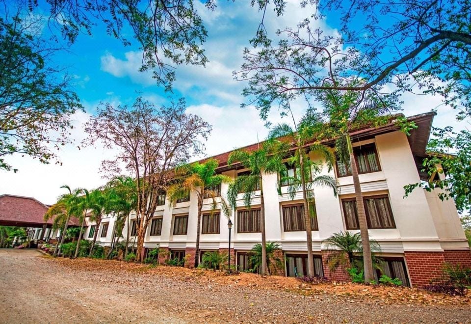 มุมร้านอาหารและพื้นที่นั่งเล่นของ Tak Andaman Resort & Hotel เมืองตาก