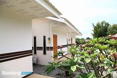 ลานจอดรถและพื้นที่สวนหย่อมด้านหน้าบ้านปู๋ย่า รีสอร์ต เมืองตาก