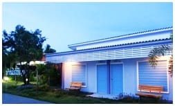 บ้านพักแบบครอบครัวของบ้านไร่เชิญมา รีสอร์ท วิวบึงบัวและเขาพระเมิน