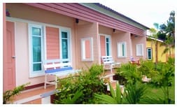 ห้องพักทรงคอทเทจของ BanRai ChernMa Resort พร้อมระเบียงหน้าห้องและที่จอดรถ