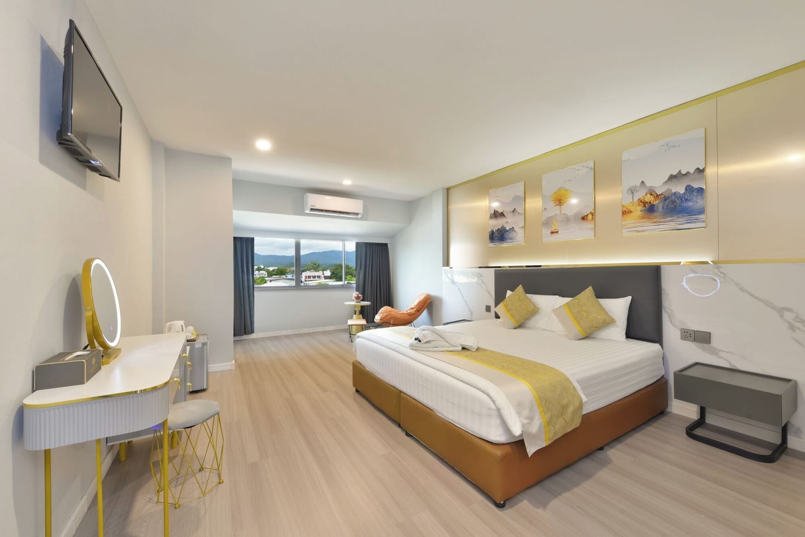 ห้อง Super Deluxe ของ Berich Hotel ตาก กว้าง โต๊ะเครื่องแป้งโทนทอง วิวเมือง