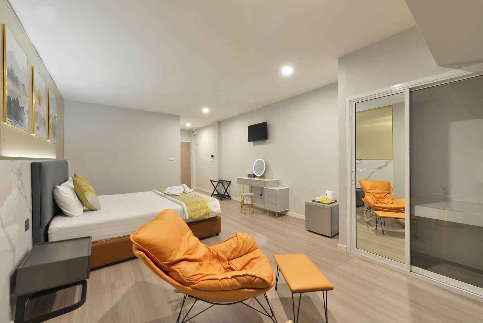 ห้องพักของโรงแรมบีริช ตาก เตียงใหญ่ เก้าอี้พักผ่อนสีส้ม ระเบียงรับลม