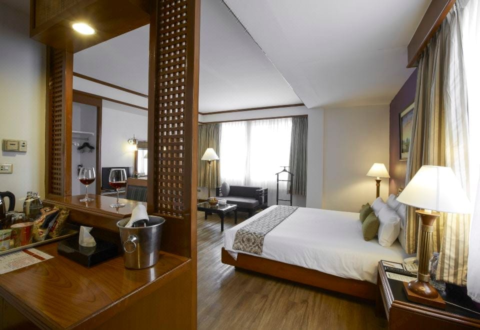 อาคารและสระว่ายน้ำกลางแจ้งของ Centara Life Hotel Mae Sot