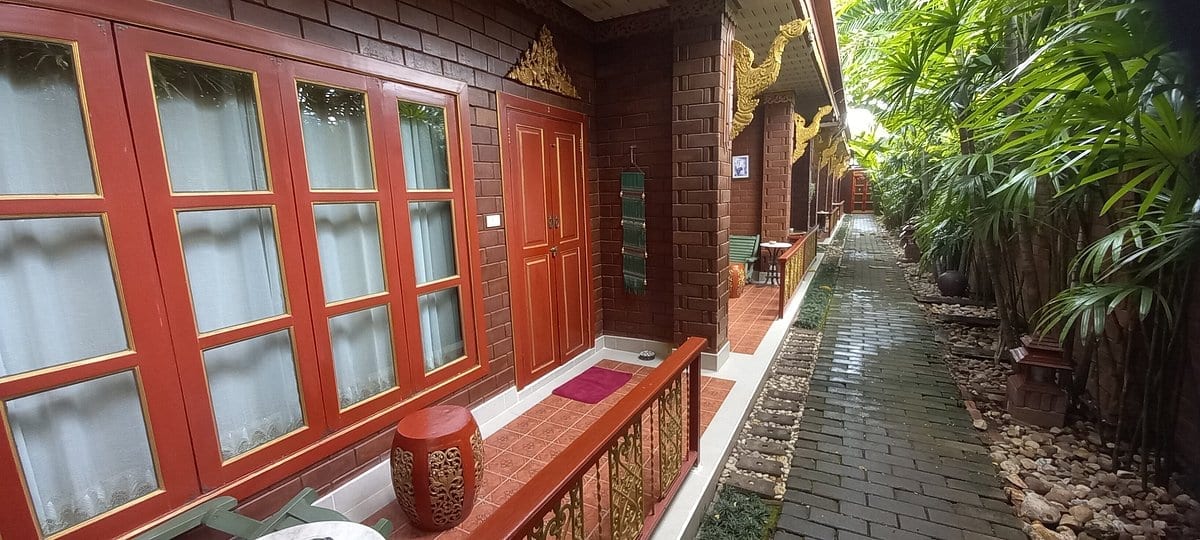 ห้องพักสไตล์ล้านนา-พม่าของ Irawadee Resort ตกแต่งงานไม้ เตียงหลังคา