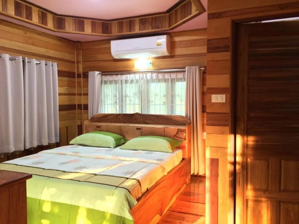 บ้านไม้ไทยยกพื้นริมแม่น้ำปิงของ Magmai Riverside Homestay ตาก ท่ามกลางต้นไม้ร่มรื่น