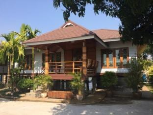 ห้องนอนและพื้นที่ส่วนกลางภายในบ้านไม้ของ Magmai Riverside Homestay โฮมสเตย์ริมน้ำปิงตาก