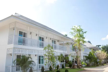 ห้องพักของ Moeimanee Resort แม่สอด ตกแต่งโทนอบอุ่นด้วยงานไม้และผ้าไทย สะอาดเรียบร้อย
