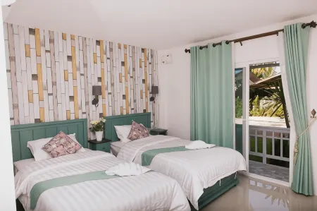 มุมสวนและพื้นที่นั่งเล่นร่มรื่นภายใน Moeimanee Resort ในตำบลแม่ปะ แม่สอด