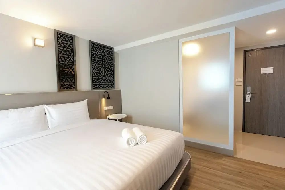 ห้องพักดีไซน์ใหม่ของ One Budget Hotel Tak Maesot โทนสว่าง เตียงนุ่ม