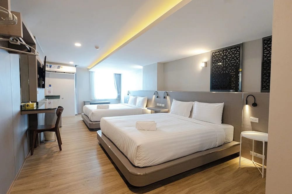 ห้องพักพร้อมห้องน้ำในตัวและโต๊ะของ One Budget Hotel Tak Maesot