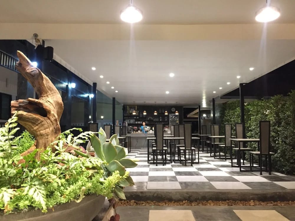 อาคารและทางเข้าโรงแรม Phetcharat Grand Hotel Maesot ใจกลางอำเภอแม่สอด