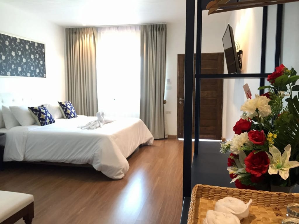 ห้องพักของ Phetcharat Grand Hotel Maesot เตียงคู่ สะอาด พร้อมระเบียงวิวสวน