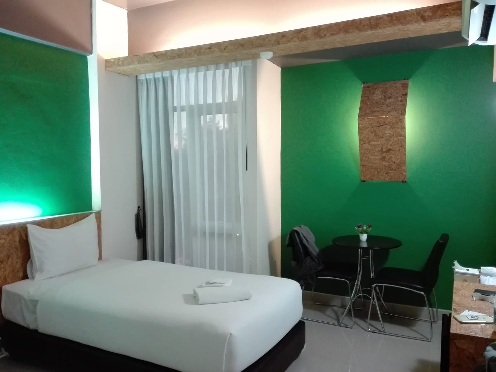 ห้องพักของ PS Mae Sod Hotel สะอาด เตียงนอนสบาย โทนสว่าง