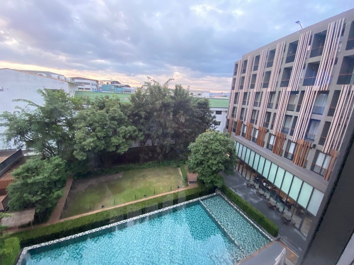 สระว่ายน้ำกลางแจ้งของ The Teak Hotel แม่สอด น้ำใส