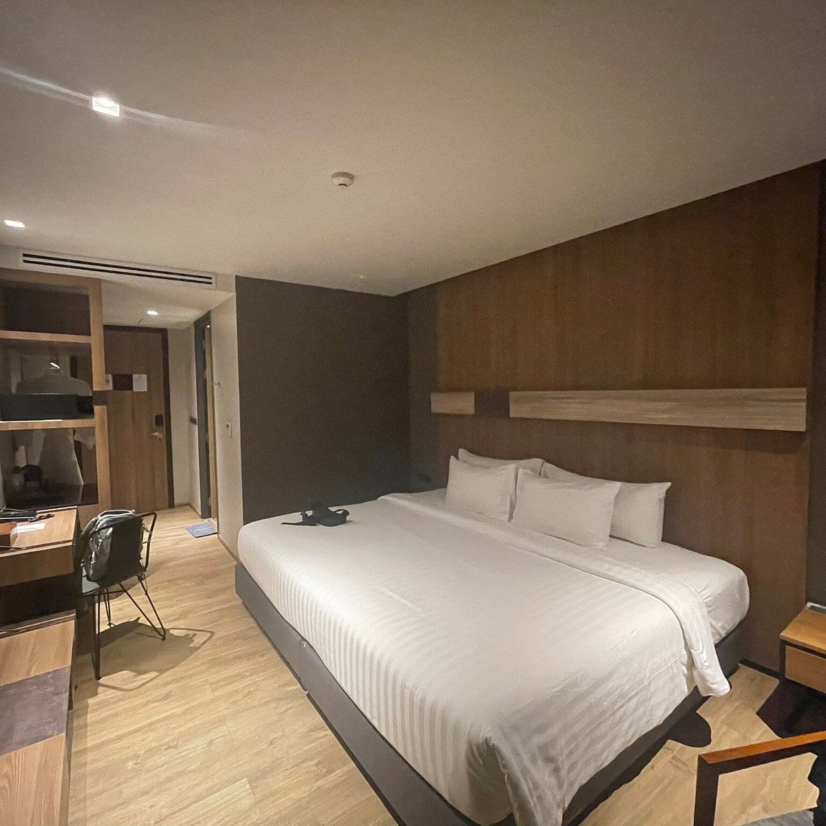 ห้องอาหาร Rosewood ภายใน The Teak Hotel ตกแต่งโทนไม้