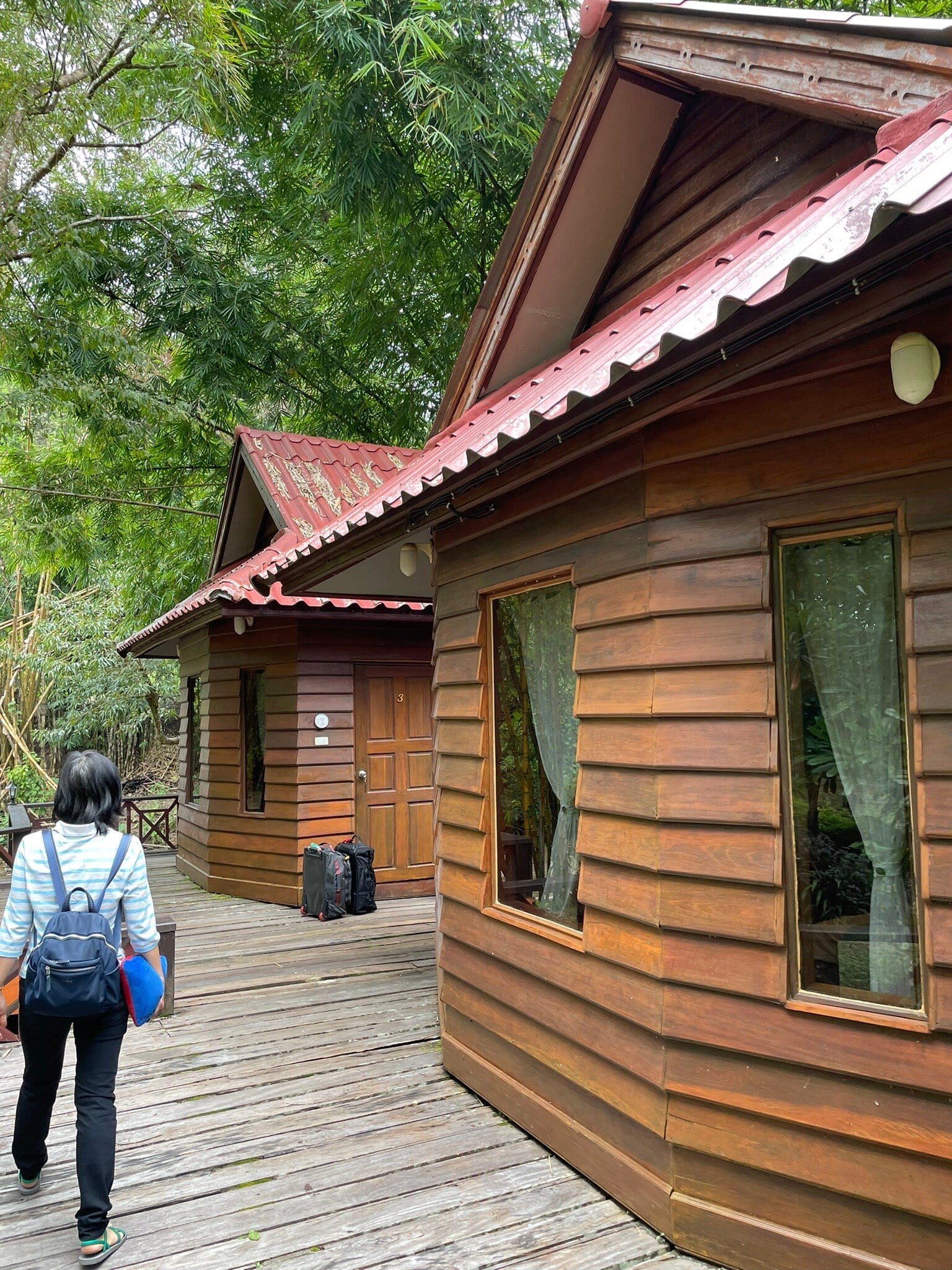 บ้านพักริมแม่น้ำแม่กลองของ Thee Lor Su Riverside Resort มีระเบียงมองลำธาร