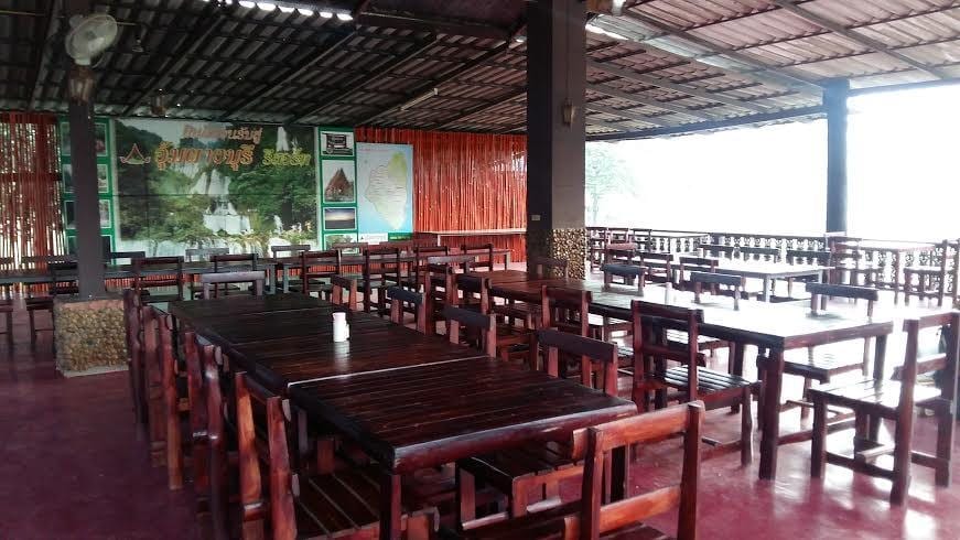 ร้านอาหารและมุมนั่งเล่นริมน้ำของ Umphangburi Resort อุ้มผาง