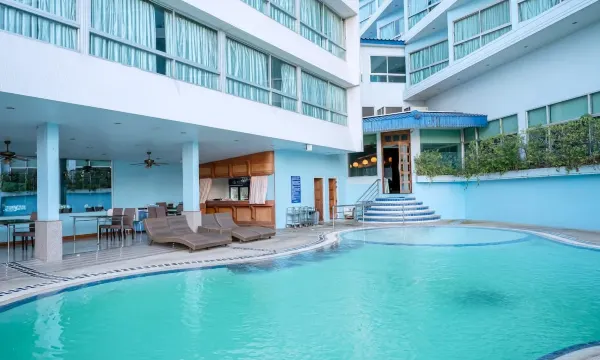 ห้องพักของ Viang Tak Riverside Hotel หน้าต่างบานใหญ่มองเห็นแม่น้ำปิง