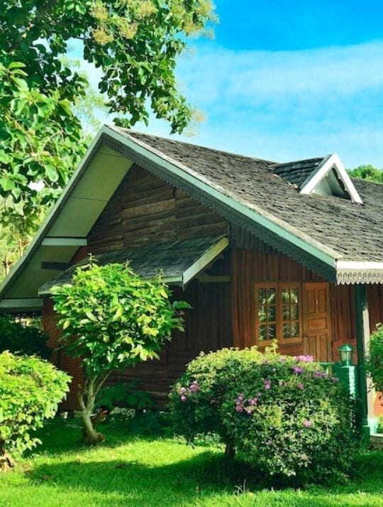 บรรยากาศสวนเขียวร่มรื่นและบังกะโลของ Wattana Village Resort แม่สอด