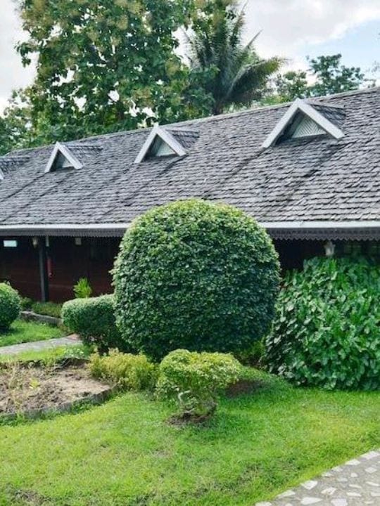 สระว่ายน้ำกลางแจ้งของ Wattana Village Resort ที่รีวิวจริงชมว่าน้ำใสสะอาด