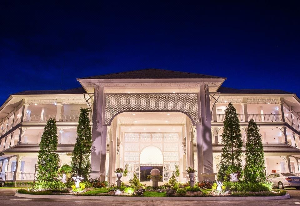 สระว่ายน้ำกลางแจ้งของ White House Hotel ตาก น้ำใส ล้อมรอบด้วยสวน